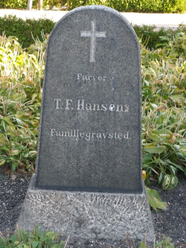 T. F. Hansen's familiegravsted.JPG